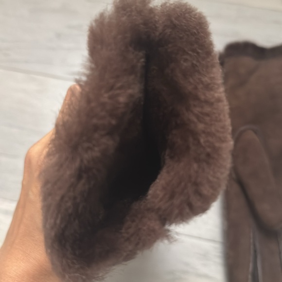 Ugg gloves. Authentic. Size Small. - Picture 6 of 7